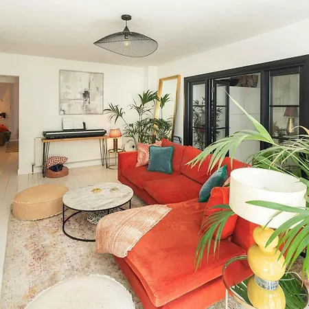 Stylish 2Bd Garden Retreat: Bright & Elegant Stay